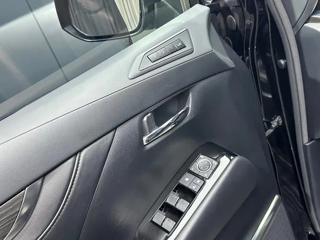 Lexus LM — миниатюра 8