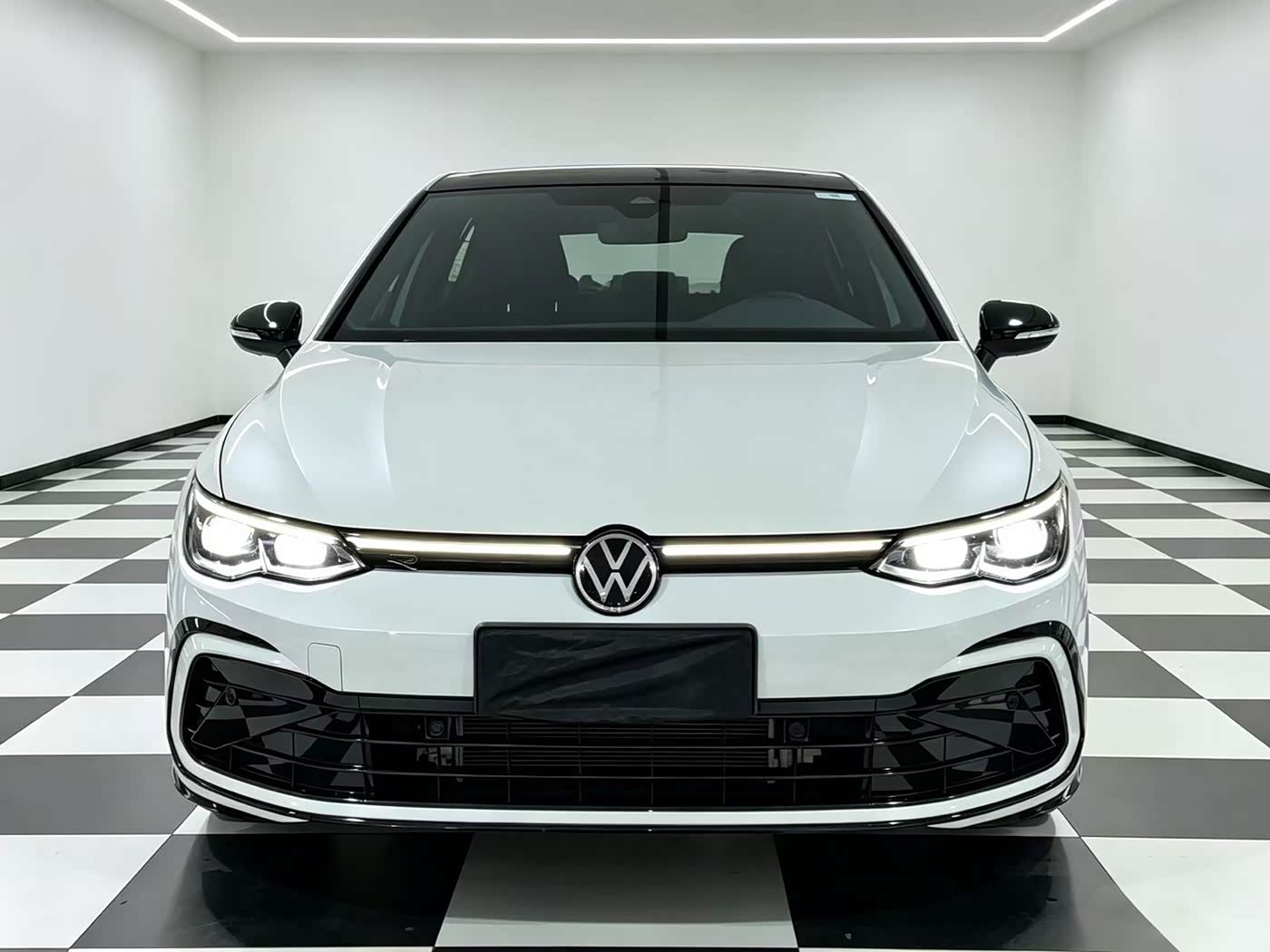 Volkswagen Golf 1.4 л 2022 г. Белый, пробег 25000 км
