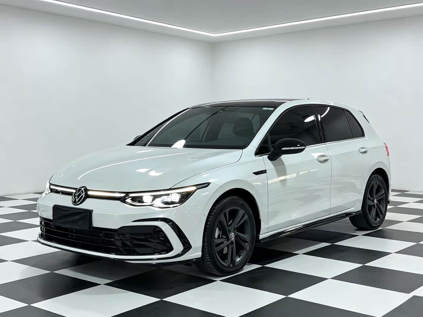 Volkswagen Golf 1.4 л 2022 г. Белый, пробег 25000 км