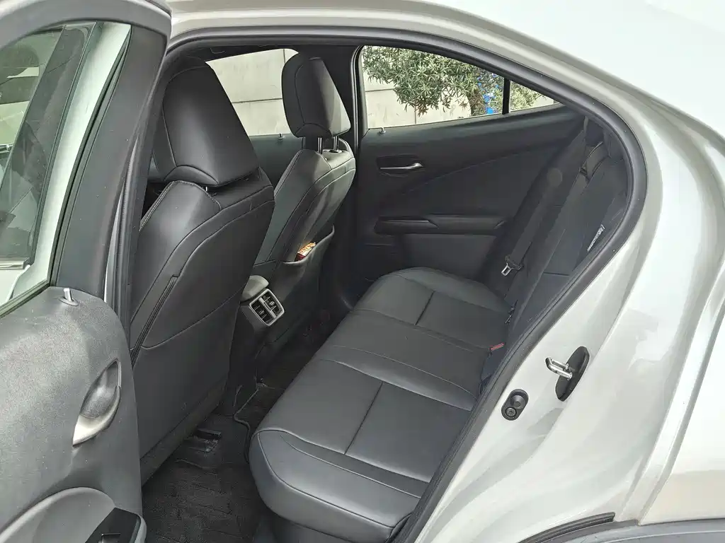 Lexus UX — миниатюра 11
