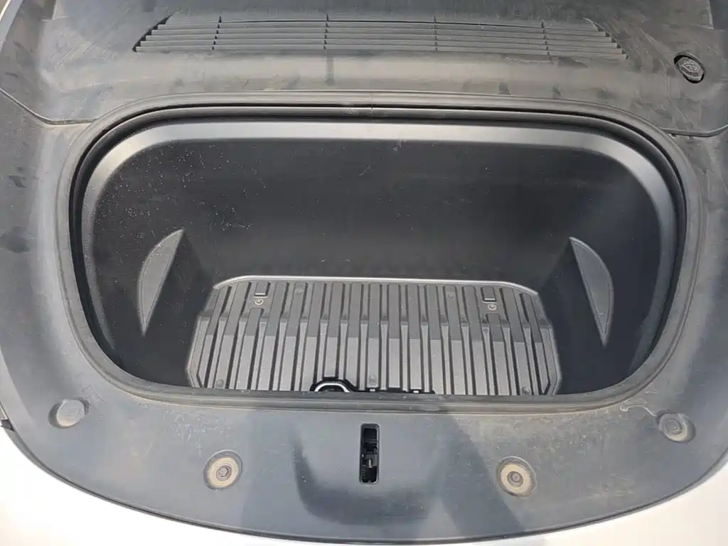 Tesla Model Y — миниатюра 19