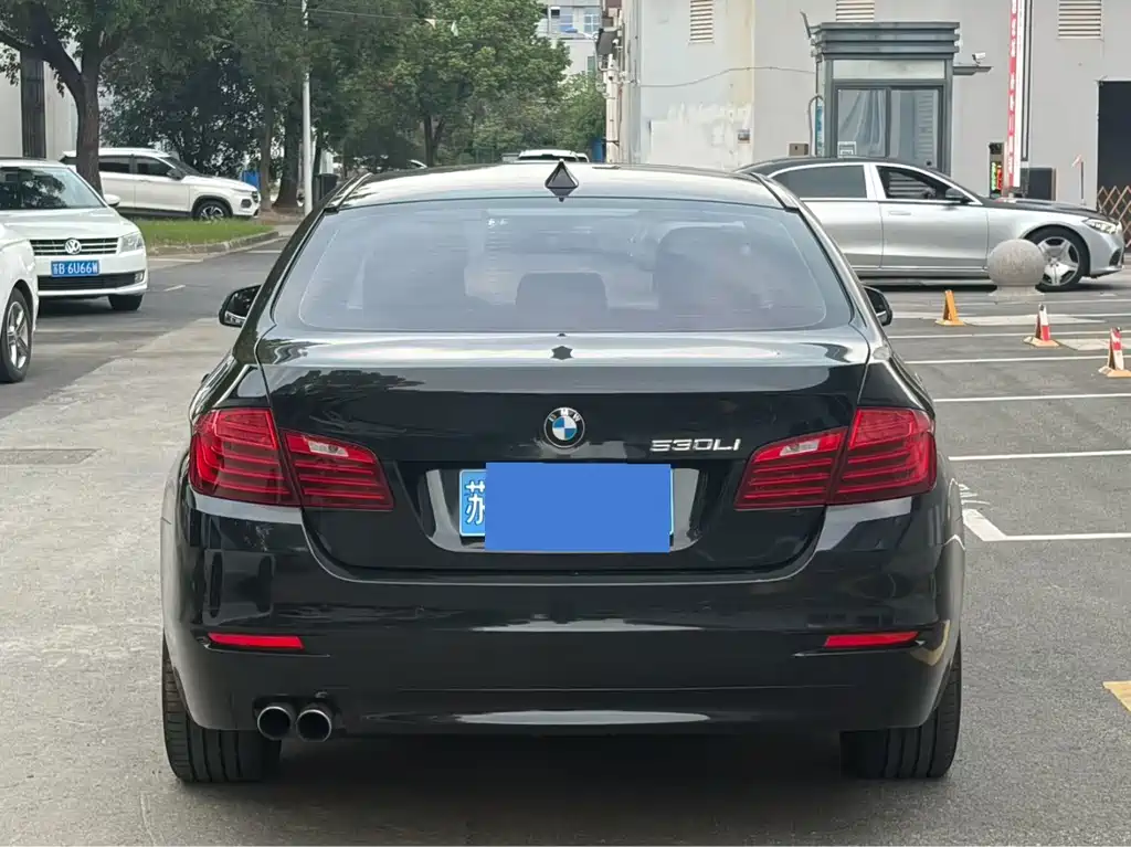 BMW 5 Series — миниатюра 7