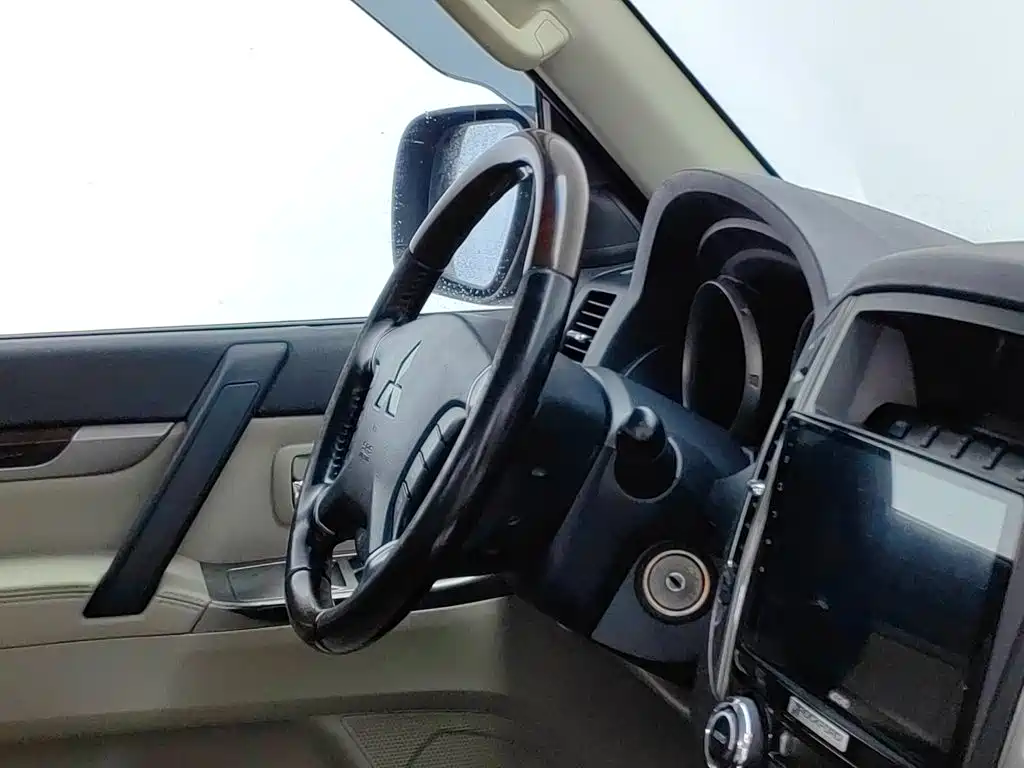 Mitsubishi Pajero (Import) — миниатюра 24