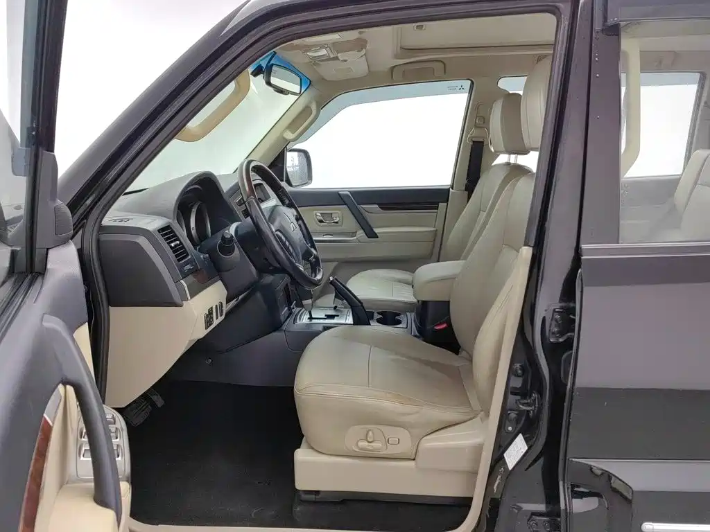 Mitsubishi Pajero (Import) — миниатюра 8