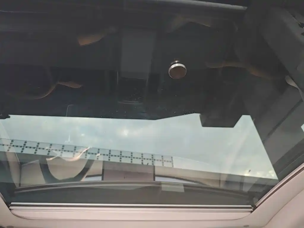 Tesla Model Y — миниатюра 18