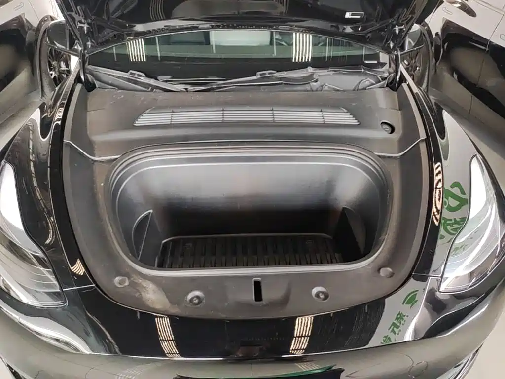 Tesla Model Y — миниатюра 20