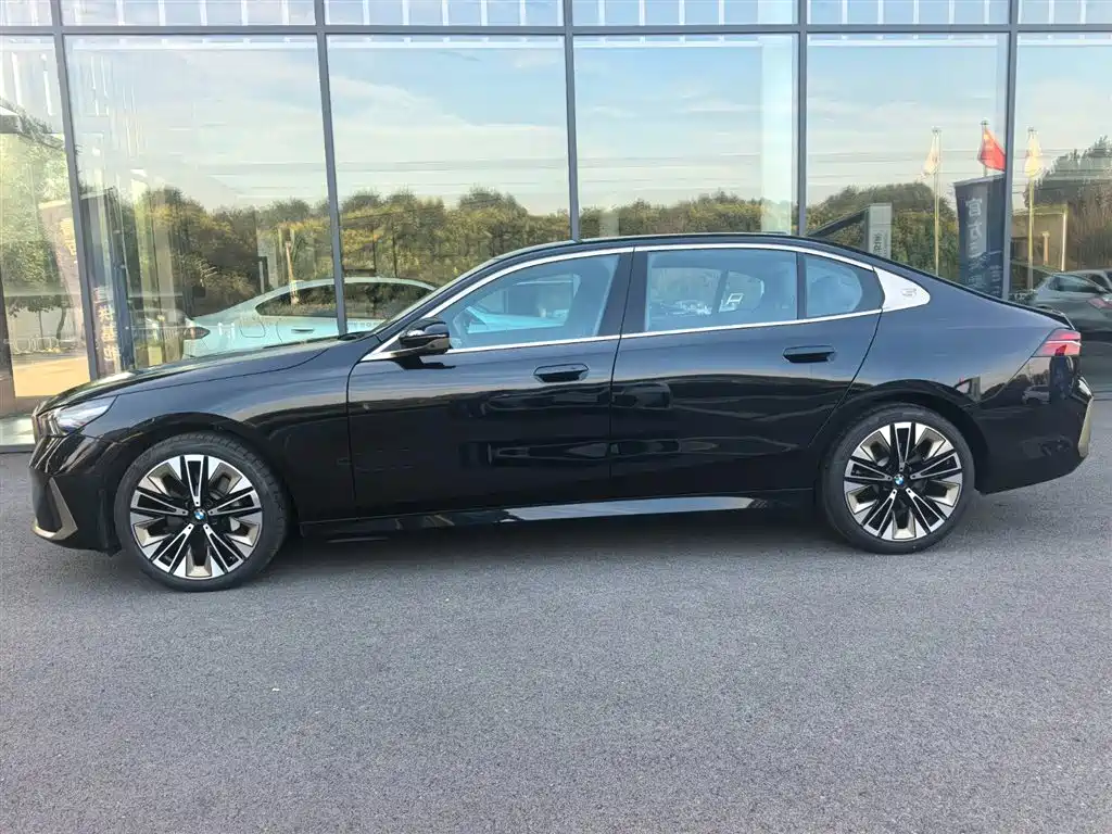 BMW 5 Series — миниатюра 3