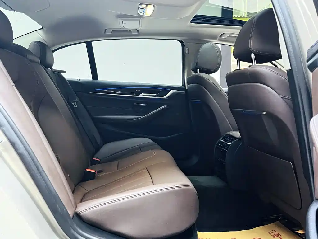 BMW 5 Series — миниатюра 12