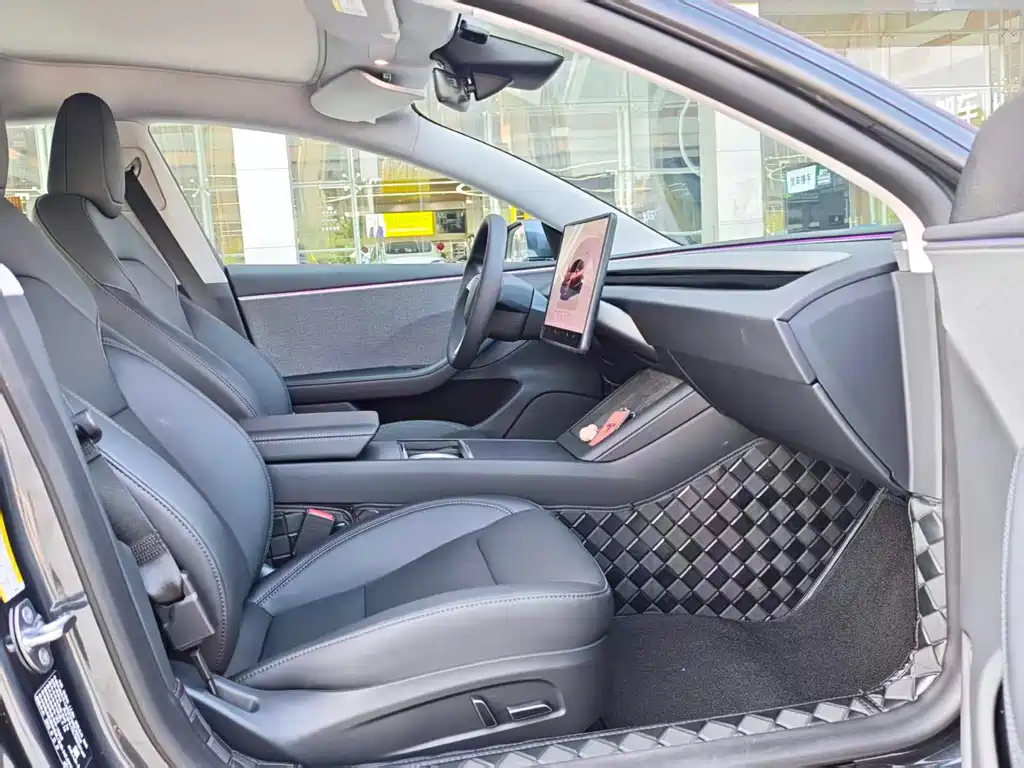 Tesla Model 3 — миниатюра 6