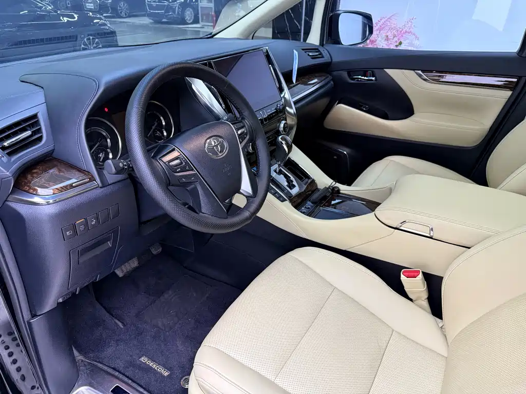 Toyota Alphard — миниатюра 18