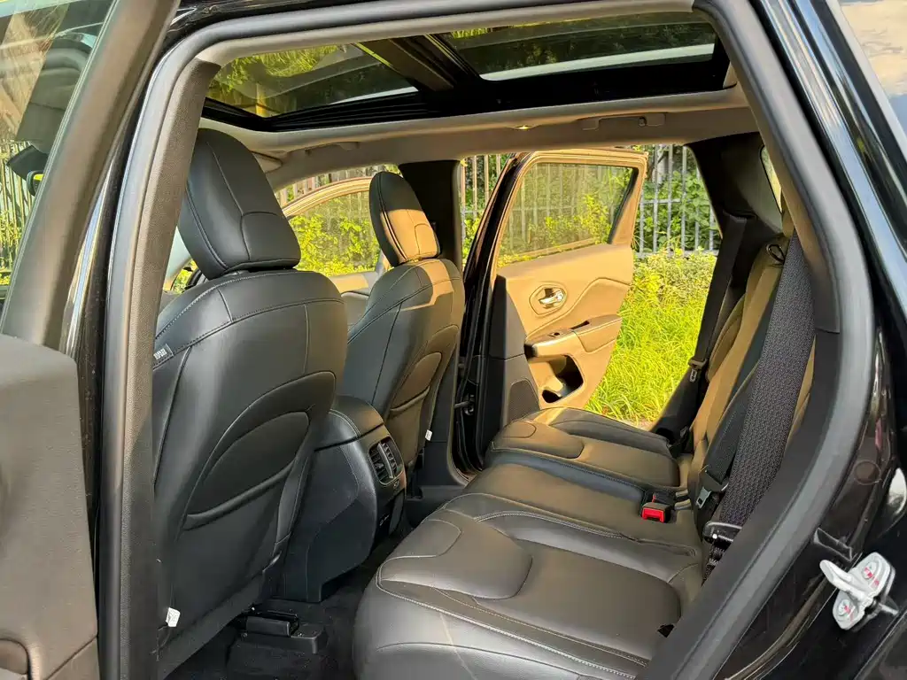 Jeep Cherokee — миниатюра 8