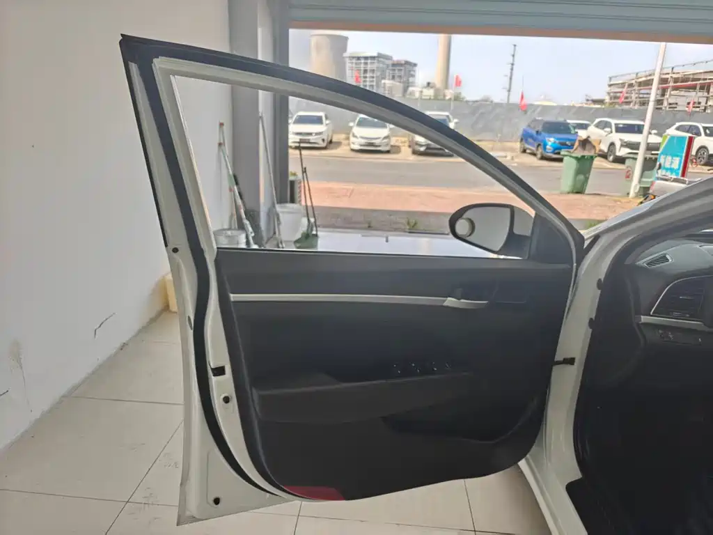 Hyundai Elantra — миниатюра 4