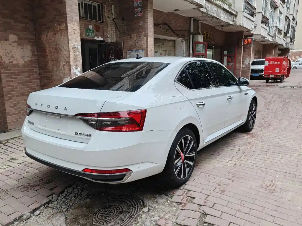 Skoda Superb — миниатюра 5