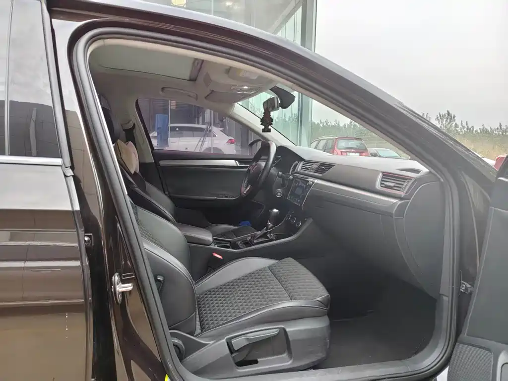 Skoda Superb — миниатюра 8