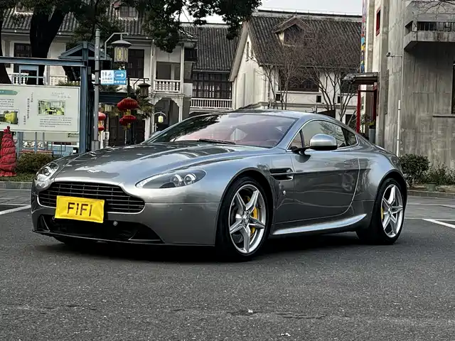 aston-martin v8-vantage