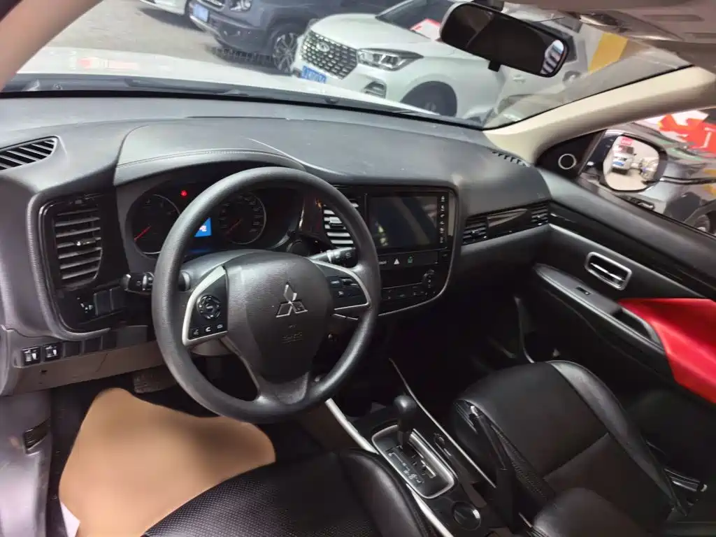 Mitsubishi Outlander — миниатюра 18