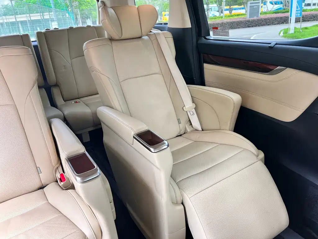 Toyota Alphard — миниатюра 9