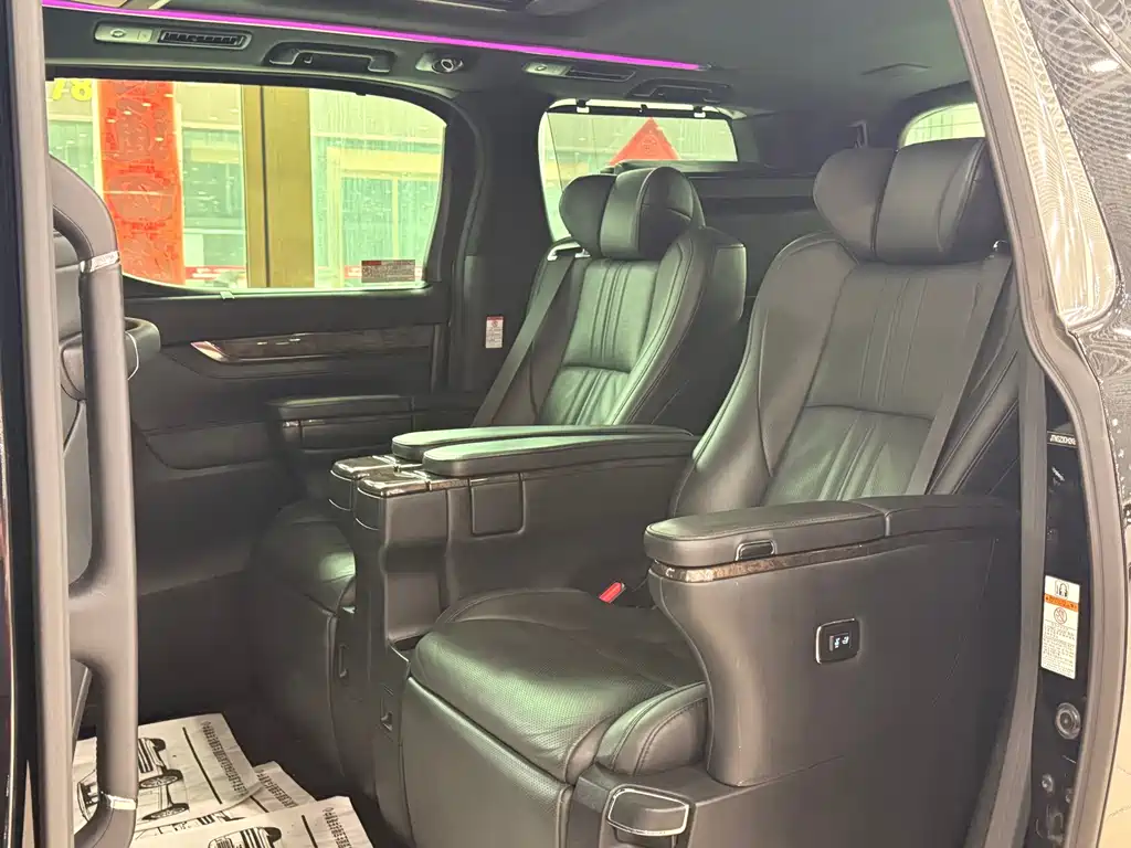 Toyota Alphard — миниатюра 5