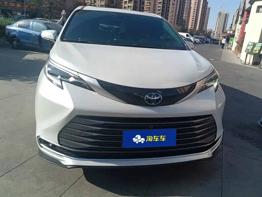 Toyota Sienna — миниатюра 2
