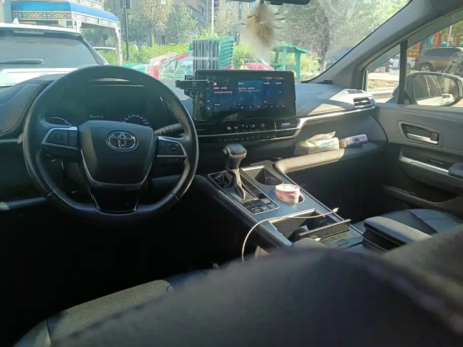 Toyota Sienna — миниатюра 12
