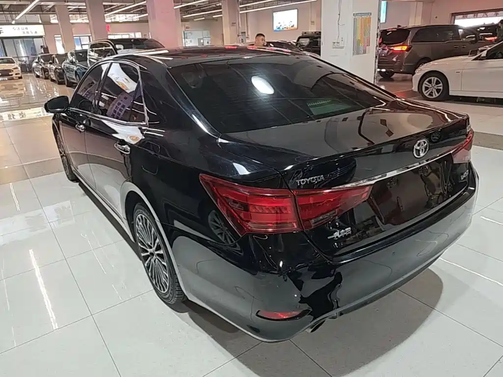 Toyota Crown — миниатюра 5
