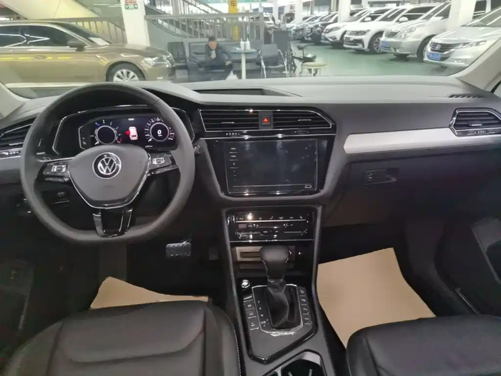Volkswagen Tiguan L PHEV — миниатюра 10