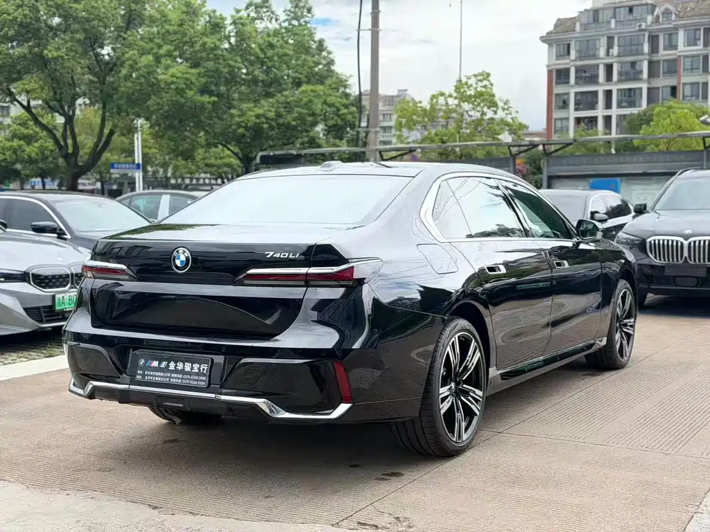 BMW 7 Series — миниатюра 3