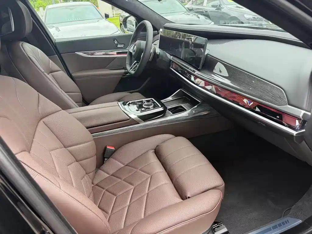 BMW 7 Series — миниатюра 11