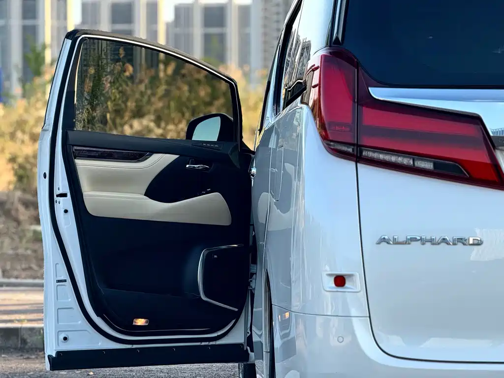 Toyota Alphard — миниатюра 7