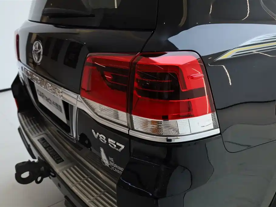 Toyota Land Cruiser 2018 5.7L VX 7 мест