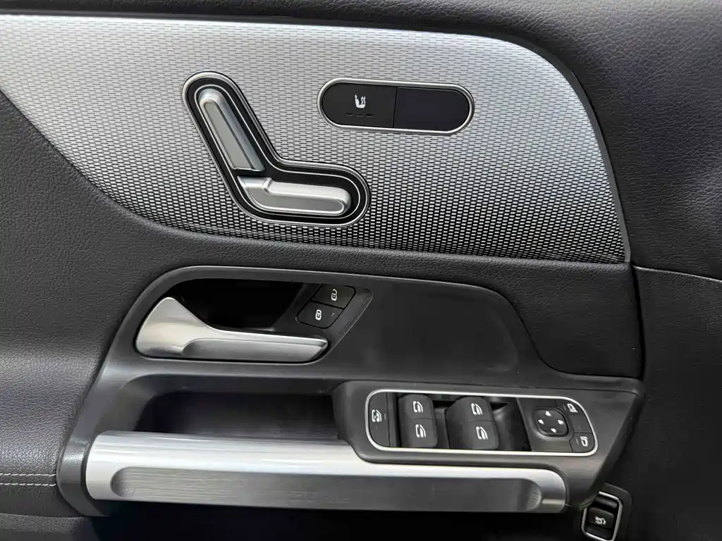 Mercedes-Benz GLB — миниатюра 12