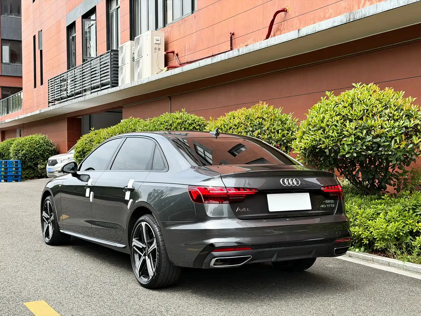Audi A4L 2025 Silver/gray из Китая, фото 4
