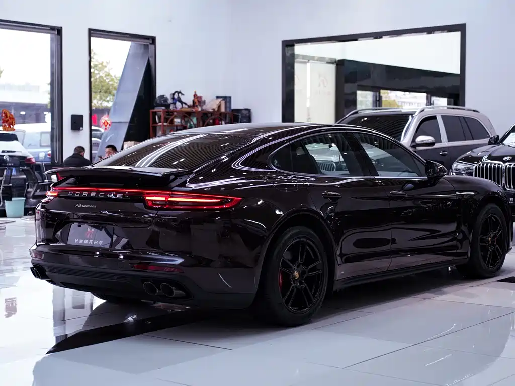 PORSCHE PANAMERA