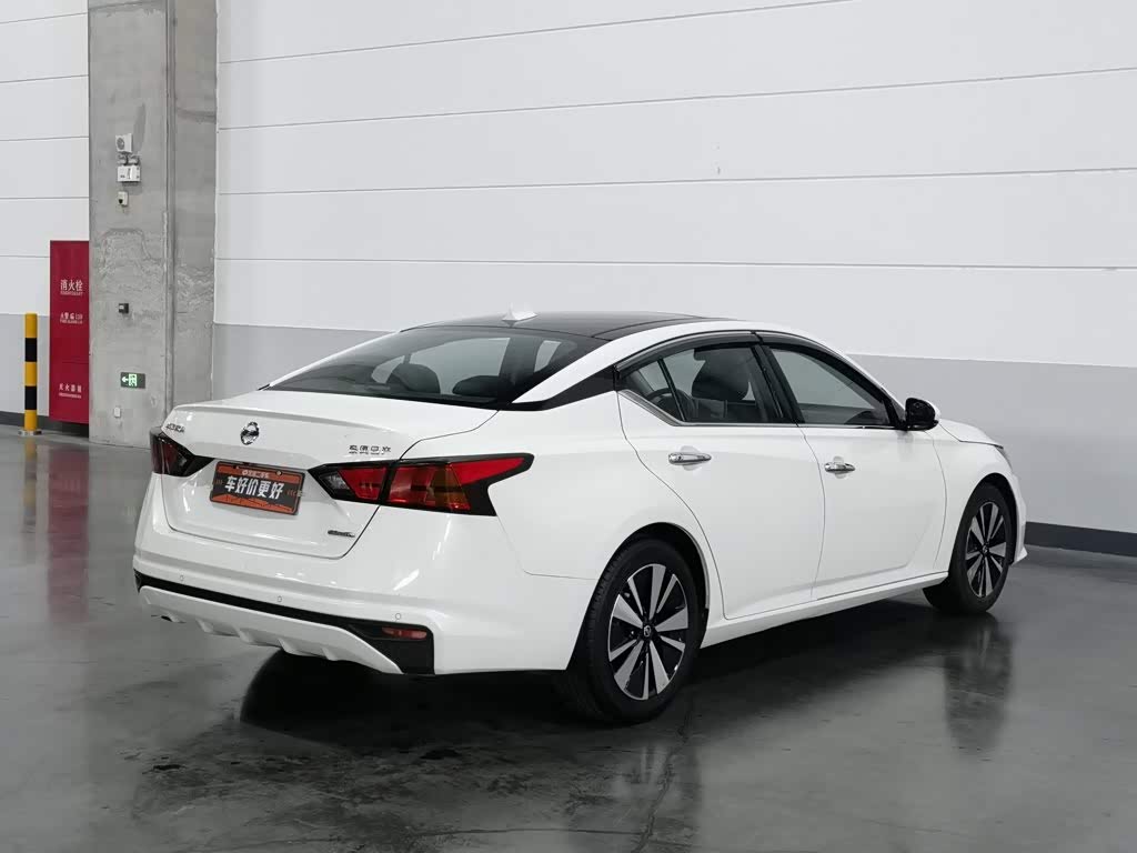 Nissan Teana 2.0 л 2022 г. Белый, пробег 50000 км