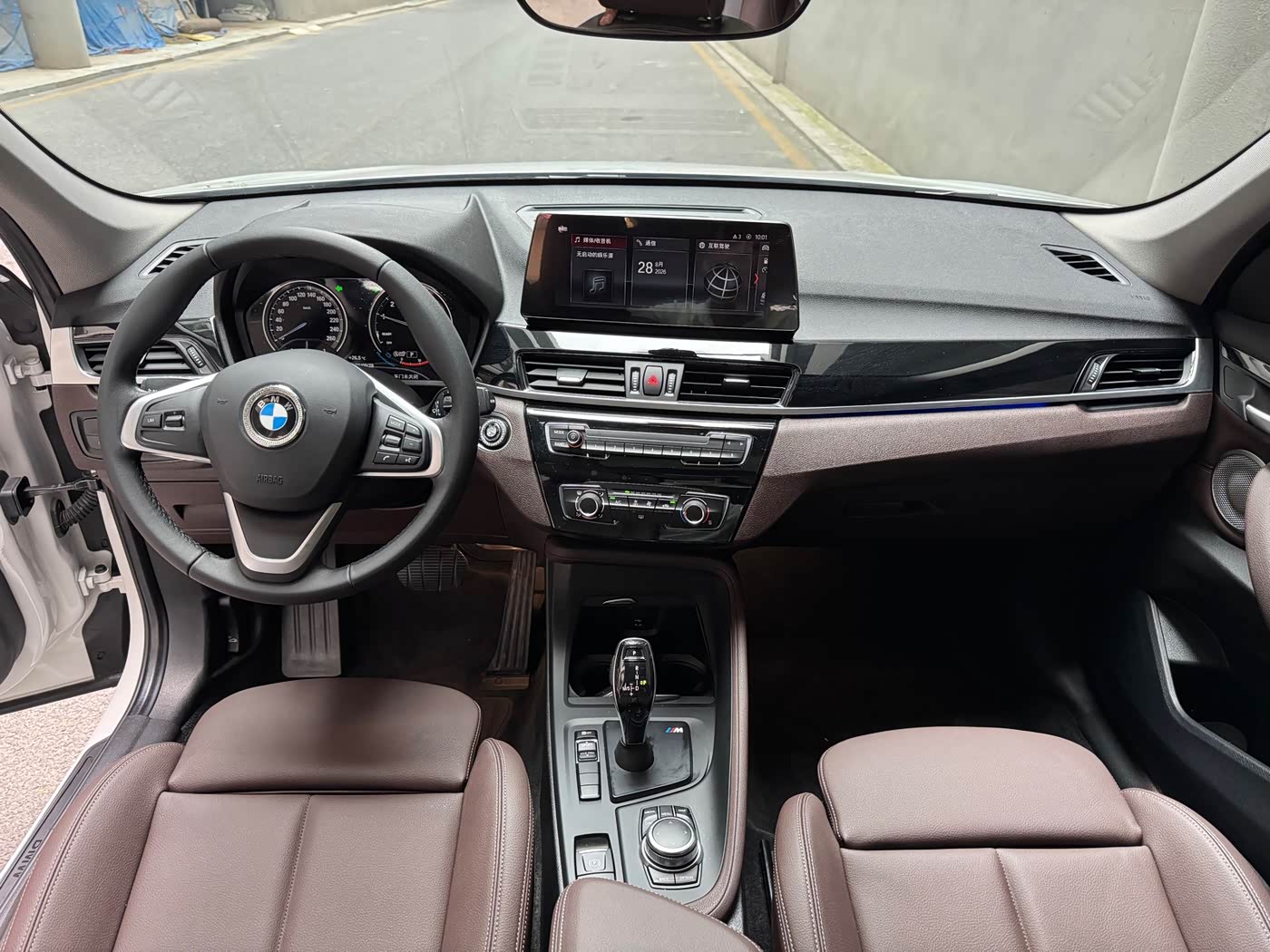 BMW X1 1.5 л 2023 г. Белый, пробег 18100 км