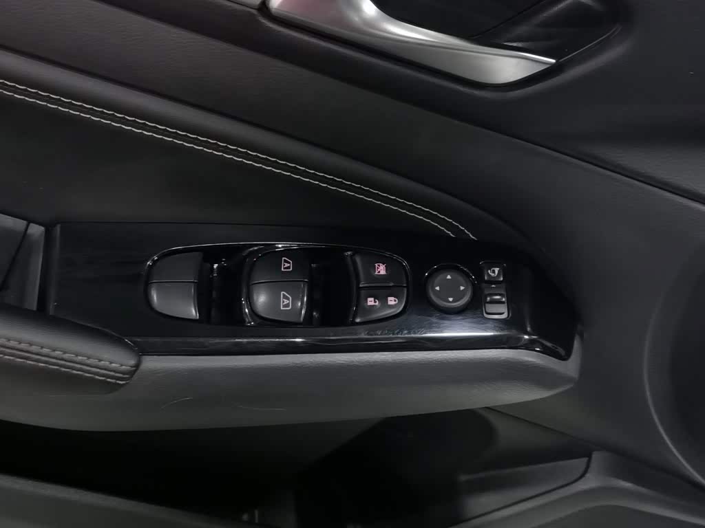 Nissan Teana 2.0 л 2022 г. Белый, пробег 50000 км