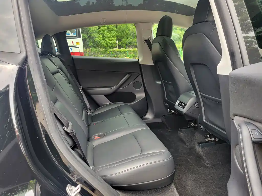 Tesla Model Y — миниатюра 12