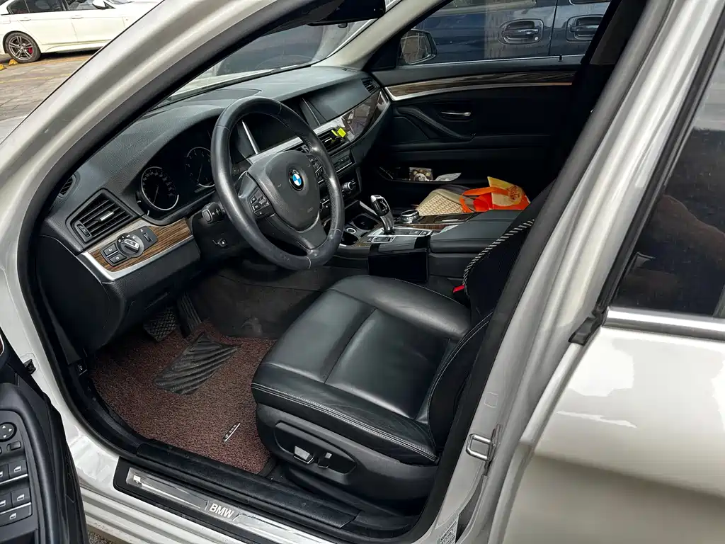 BMW 5 Series — миниатюра 7