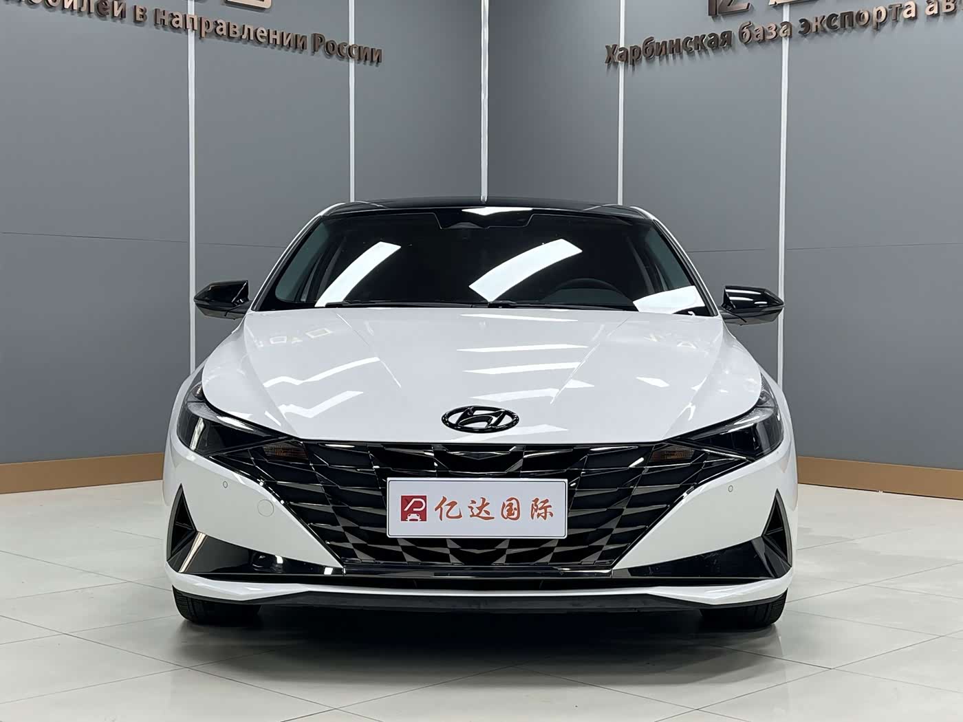 Hyundai Elantra 1.5 л 2022 г. Белый, пробег 26000 км