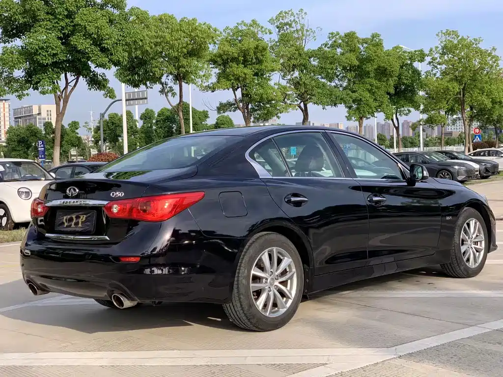 Infiniti Q50 2014 2.0T Luxury