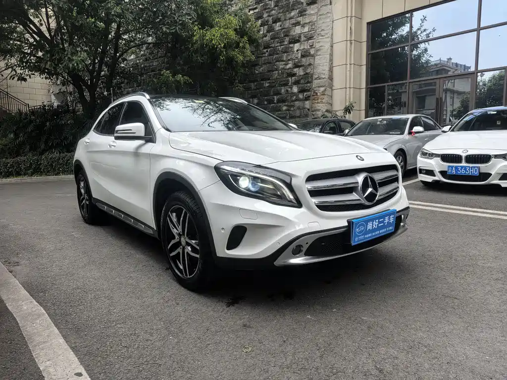 MERCEDES-BENZ GLA