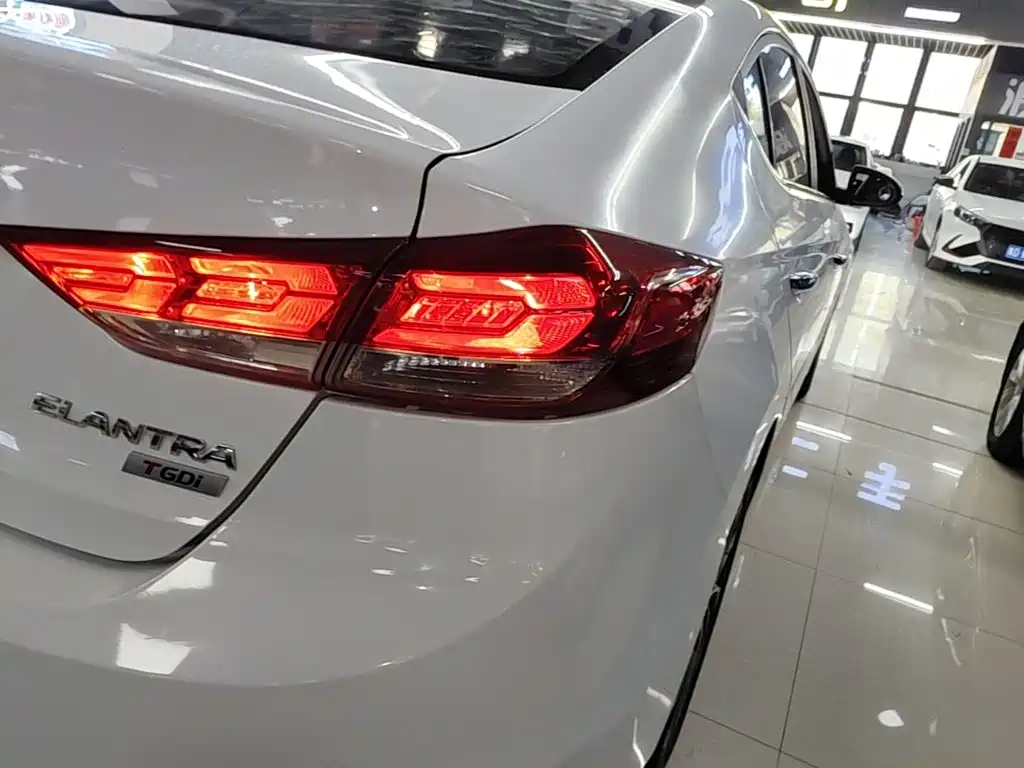 Hyundai Elantra — миниатюра 8
