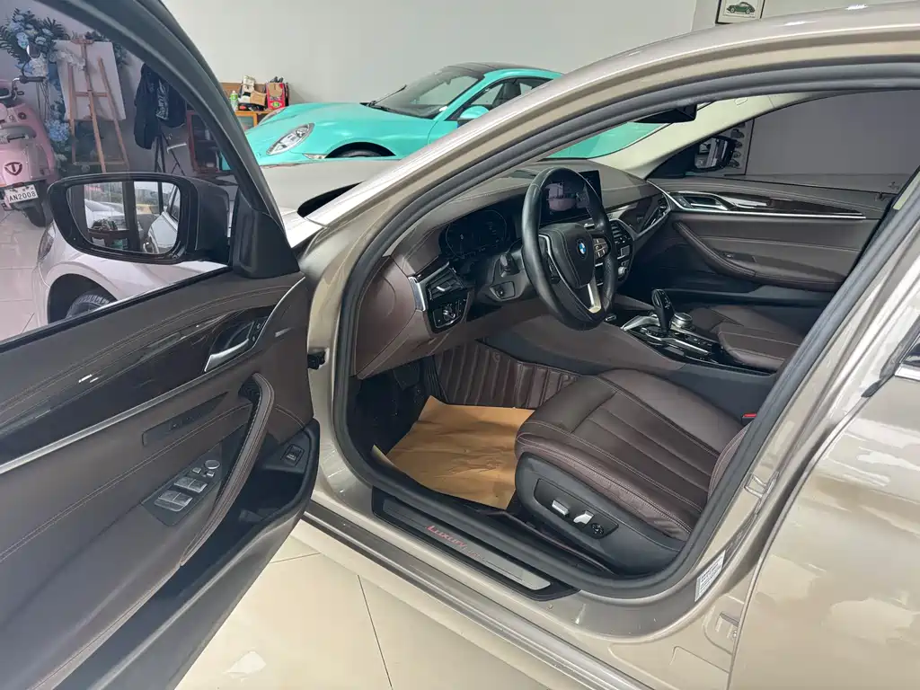 BMW 5 Series — миниатюра 12