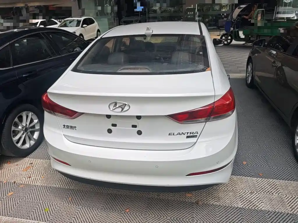 Hyundai Elantra — миниатюра 6