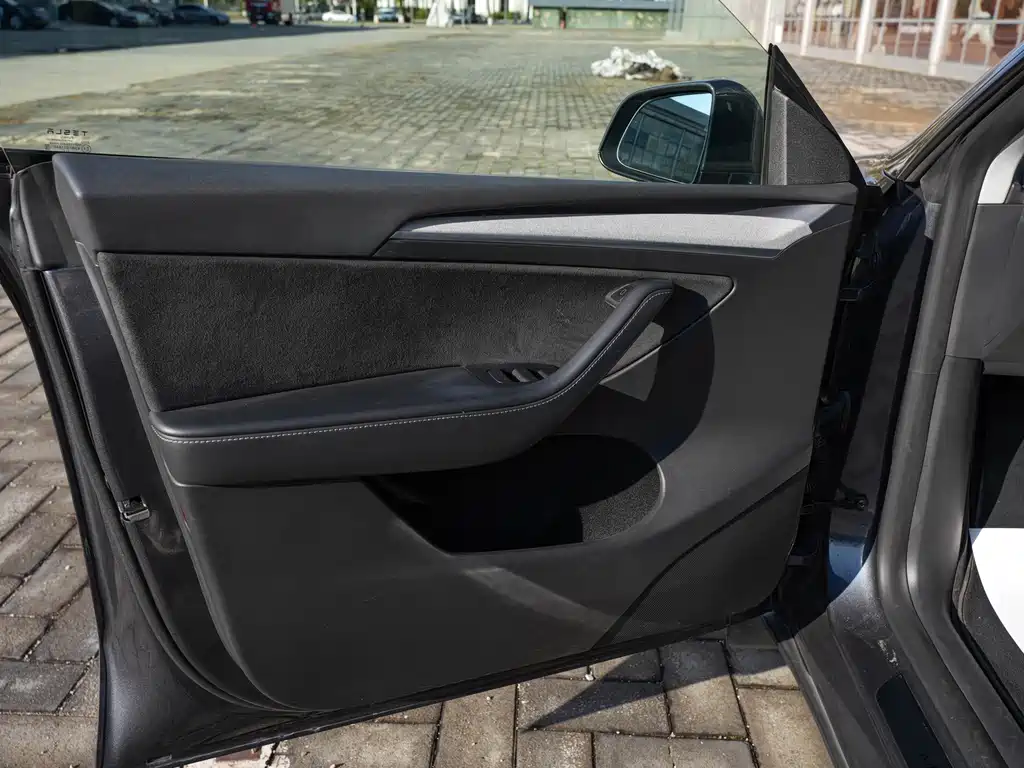Tesla Model Y — миниатюра 12