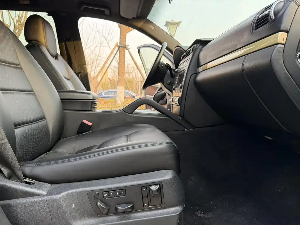 Porsche Cayenne — миниатюра 4