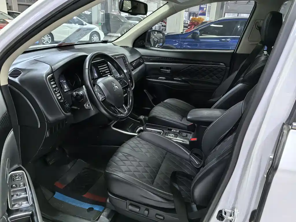 MITSUBISHI OUTLANDER