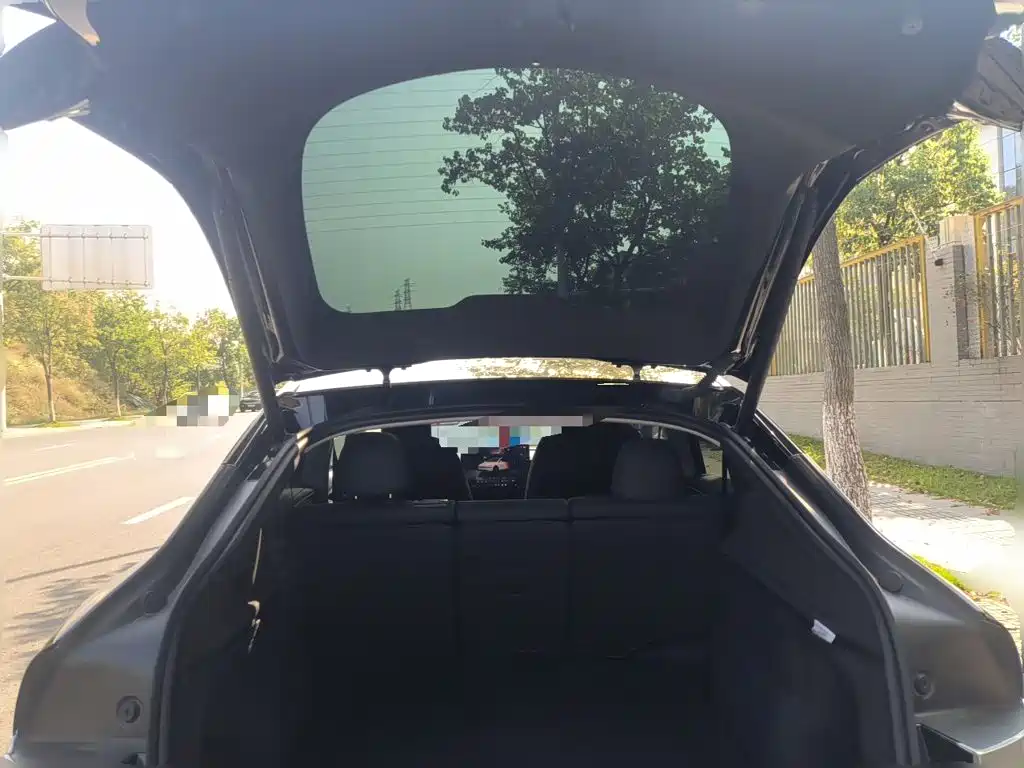 Tesla Model Y — миниатюра 15