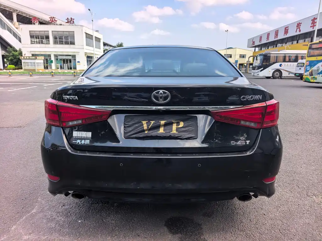 Toyota Crown — миниатюра 8