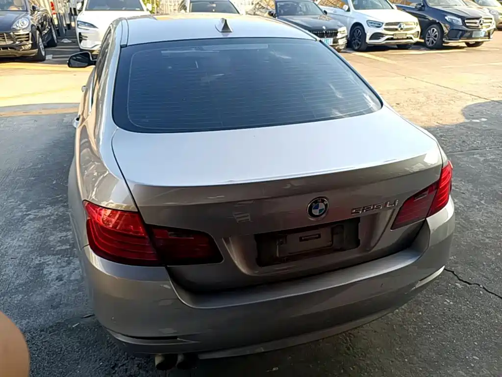 BMW 5 Series — миниатюра 6
